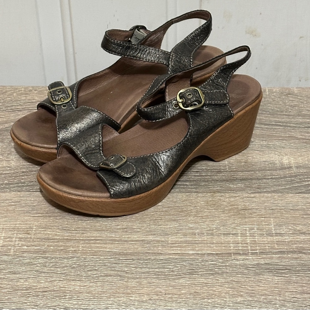 Dansko Women’s 39 Metallic Pewter Gray Leather Joanie Strappy Ankle Sandals‎